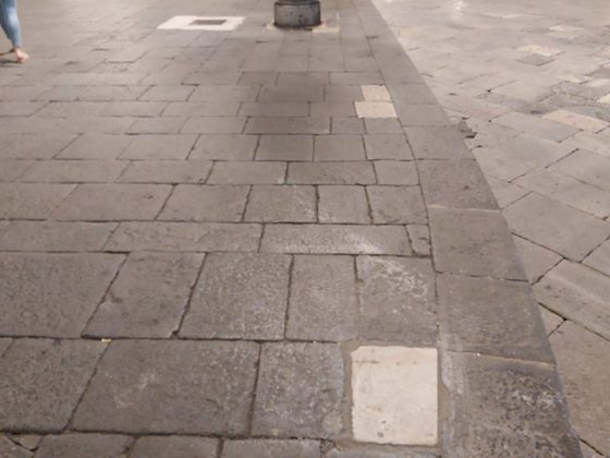 I “rattoppi” di Piazza Sant’Oronzo allarmano i leccesi, ma l’assessore Nuzzaci rassicura: “È momentaneo per ragioni di sicurezza” - Corriere Salentino