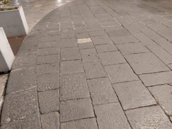 I “rattoppi” di Piazza Sant’Oronzo allarmano i leccesi, ma l’assessore Nuzzaci rassicura: “È momentaneo per ragioni di sicurezza” - Corriere Salentino