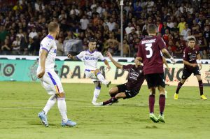 Il Lecce sbanca l’Arechi con una “magia” di Strefezza: tre punti d’oro per i giallorossi - Corriere Salentino