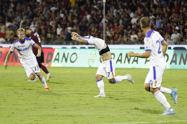 Il Lecce sbanca l’Arechi con una “magia” di Strefezza: tre punti d’oro per i giallorossi - Corriere Salentino