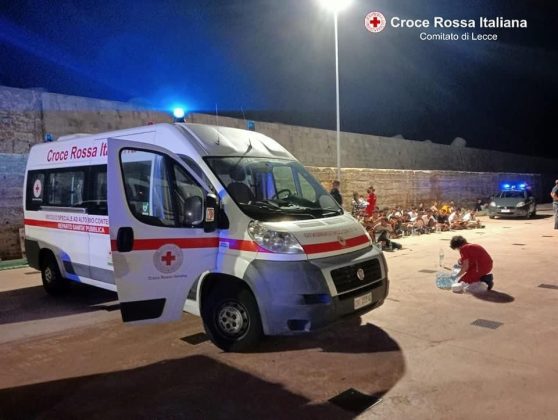 Ancora uno sbarco, 78 migranti a Santa Maria di Leuca: tra di essi anche un neonato, fermati gli scafisti - Corriere Salentino