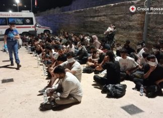 Ancora uno sbarco, 78 migranti a Santa Maria di Leuca: tra di essi anche un neonato, fermati gli scafisti