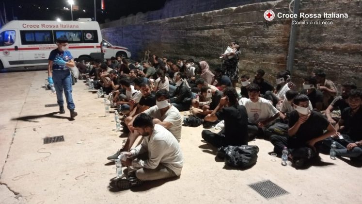 Ancora uno sbarco, 78 migranti a Santa Maria di Leuca: tra di essi anche un neonato, fermati gli scafisti - Corriere Salentino
