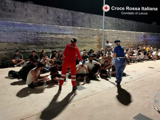 Ancora uno sbarco, 78 migranti a Santa Maria di Leuca: tra di essi anche un neonato, fermati gli scafisti - Corriere Salentino
