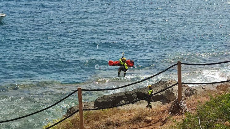 Cade sugli scogli e riporta traumi e fratture, turista tratto in salvo a Punta Ristola - Corriere Salentino
