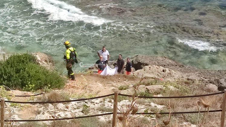 Cade sugli scogli e riporta traumi e fratture, turista tratto in salvo a Punta Ristola - Corriere Salentino