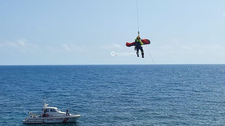 Cade sugli scogli e riporta traumi e fratture, turista tratto in salvo a Punta Ristola - Corriere Salentino