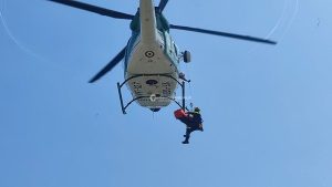 Cade sugli scogli e riporta traumi e fratture, turista tratto in salvo a Punta Ristola - Corriere Salentino