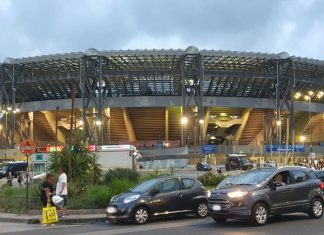 Disordini al termine di Napoli – Lecce, un agente resta contuso: in carcere due tifosi giallorossi