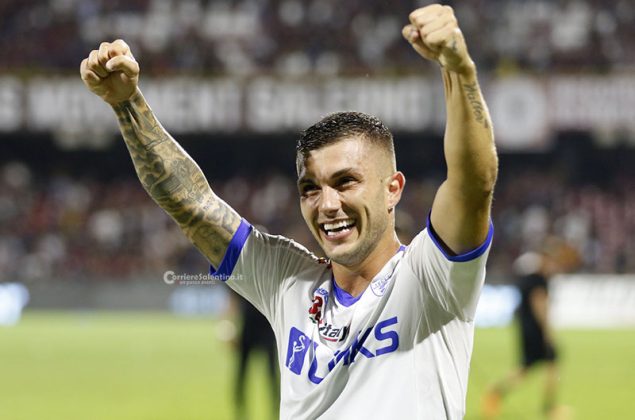 Il Lecce sbanca l’Arechi con una “magia” di Strefezza: tre punti d’oro per i giallorossi - Corriere Salentino