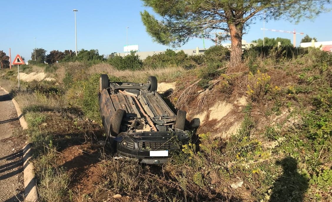 Ennesimo incidente in tangenziale, auto esce fuori strada e si ribalta ...