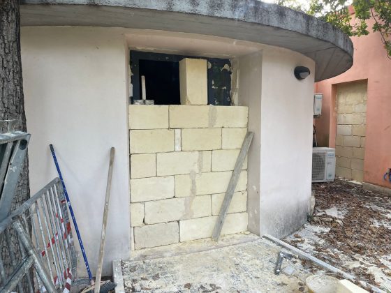 Per murare la “casa del custode” in villa arrivano i vigili con gli autorespiratori: all’interno rifiuti, sporcizia e deiezioni - Corriere Salentino