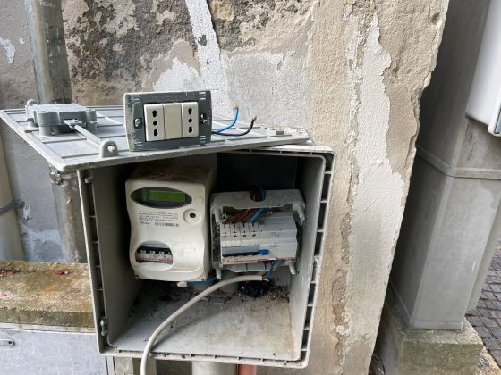 Per murare la “casa del custode” in villa arrivano i vigili con gli autorespiratori: all’interno rifiuti, sporcizia e deiezioni - Corriere Salentino