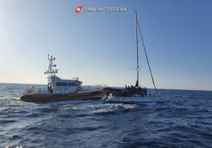 Circa 100 migranti in balia del mare col timone in avaria e tanti bambini a bordo: salvati e messi in sicurezza. Interrogati 2 sospetti scafisti - Corriere Salentino