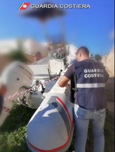 Gommone senza assicurazione ormeggiato in zona proibita: scattano sanzioni e sequestro - Corriere Salentino