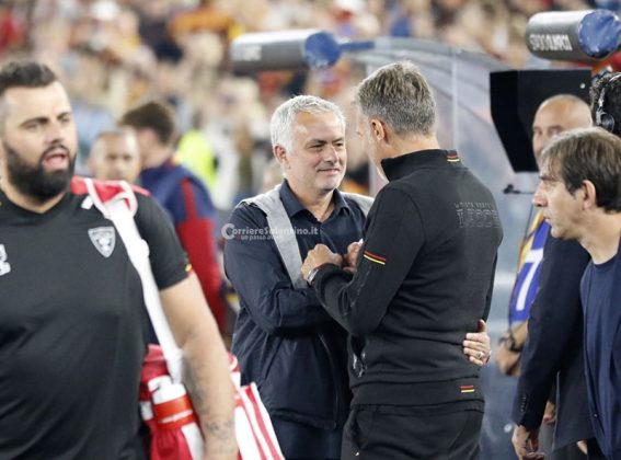 Lecce, all’Olimpico prova d’orgoglio, resta in 10 e va in gol con Strefezza, ma non basta - Corriere Salentino