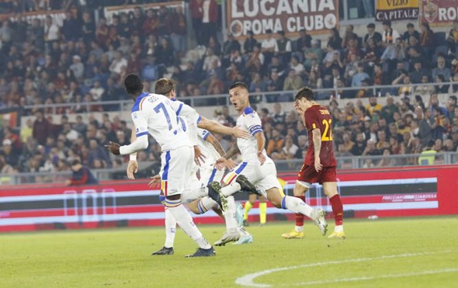 Lecce, all’Olimpico prova d’orgoglio, resta in 10 e va in gol con Strefezza, ma non basta - Corriere Salentino