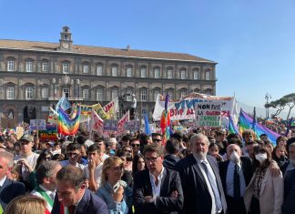 Emiliano alla marcia per la pace a Napoli: “Una piazza piena di giovani che ha intuito le insidie e le speranze di una generazione intera”
