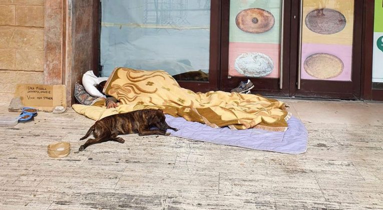 Escrementi e degrado in Piazza Sant’Oronzo: la richiesta d’aiuto per due senzatetto e per il loro cane. Guido: “Necessario intervenire subito” - Corriere Salentino