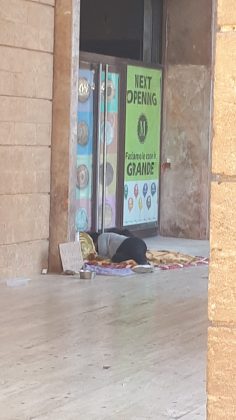 Escrementi e degrado in Piazza Sant’Oronzo: la richiesta d’aiuto per due senzatetto e per il loro cane. Guido: “Necessario intervenire subito” - Corriere Salentino