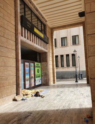 Escrementi e degrado in Piazza Sant’Oronzo: la richiesta d’aiuto per due senzatetto e per il loro cane. Guido: “Necessario intervenire subito” - Corriere Salentino