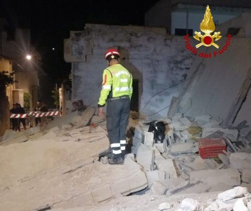 Paura in paese: crolla il solaio di una casa. Detriti per strada, nessun ferito - Corriere Salentino