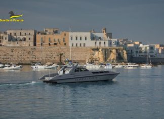 Da solo a bordo di un veliero nel Canale d’Otranto, mistero sul salvataggio di uno skipper turco