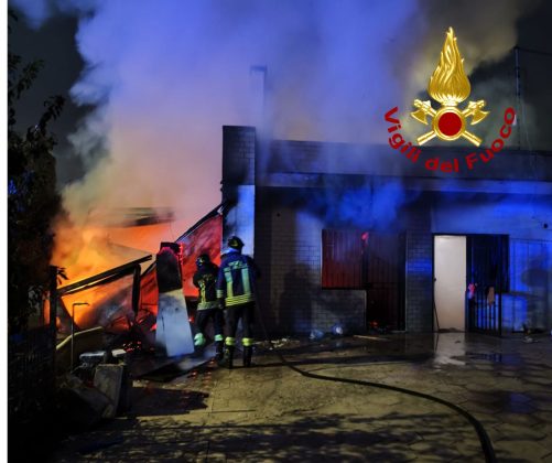 Doppio rogo in città, il fuoco raggiunge pure il garage del senatore Dario Stefàno: indagini in corso - Corriere Salentino