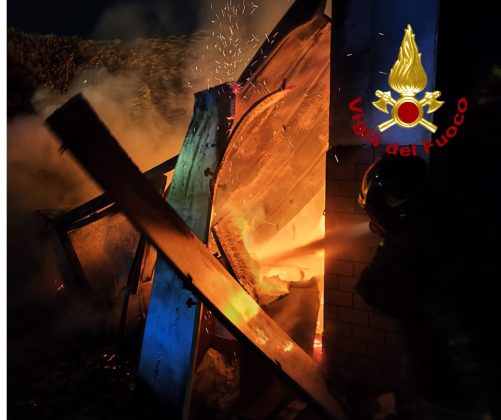 Doppio rogo in città, il fuoco raggiunge pure il garage del senatore Dario Stefàno: indagini in corso - Corriere Salentino