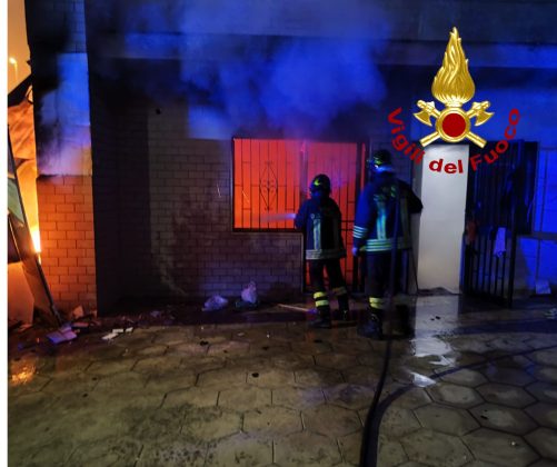 Doppio rogo in città, il fuoco raggiunge pure il garage del senatore Dario Stefàno: indagini in corso - Corriere Salentino