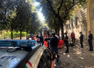 Investimento sul viale in pieno centro, due feriti: corsa in ospedale per una donna