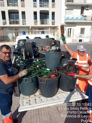 "Natale Creativo" a Porto Cesareo, i percettori di reddito di cittadinanza realizzano un albero di Natale con le bottiglie recuperate per strada - Corriere Salentino