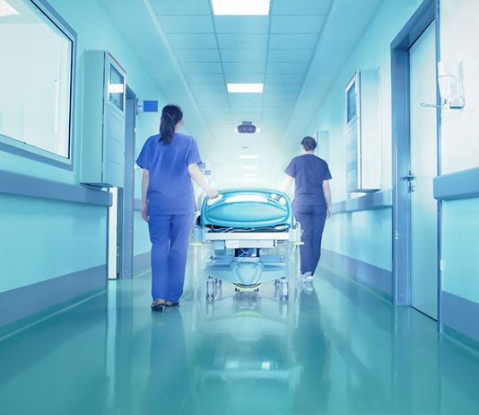Controllava la vita della compagna e i social, poi le botte e il ricovero: 41enne condannato a oltre 3 anni
