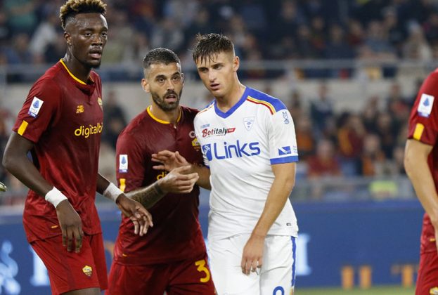 Lecce, all’Olimpico prova d’orgoglio, resta in 10 e va in gol con Strefezza, ma non basta - Corriere Salentino