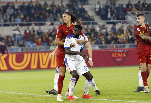 Lecce, all’Olimpico prova d’orgoglio, resta in 10 e va in gol con Strefezza, ma non basta - Corriere Salentino