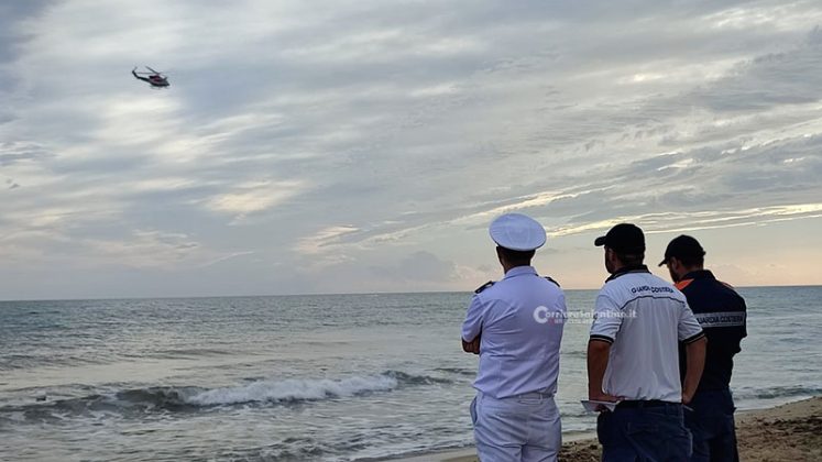 Si tuffa in mare e scompare nel nulla, scattano le ricerche: rintracciato a largo. Sospiro di sollievo per la famiglia - Corriere Salentino