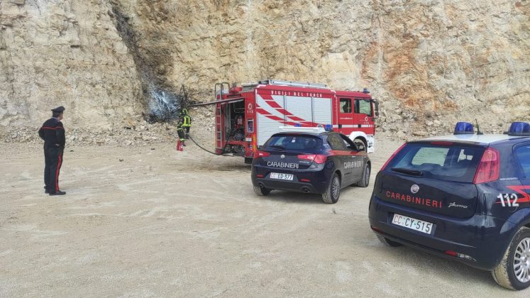 Ultraleggero si schianta in una cava, nulla da fare per il pilota: morto carbonizzato - Corriere Salentino