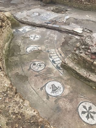 “Unisalento a fumetti: Topolino incontra l’archeologia” ispirata agli scavi di Aquinum, condotti da Unisalento, la storia “Topolino e il tesoro del legionario” - Corriere Salentino