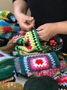 L'albero di Natale all'uncinetto, la struttura alta 7 metri ed è stata costruita in un mese e mezzo - Corriere Salentino