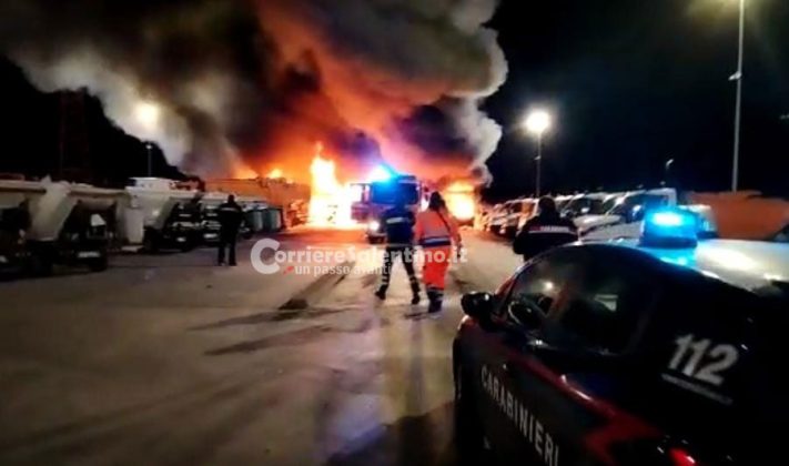 Notte “infernale” nel basso Salento: fiamme in concessionaria e azienda di raccolta rifiuti - Corriere Salentino