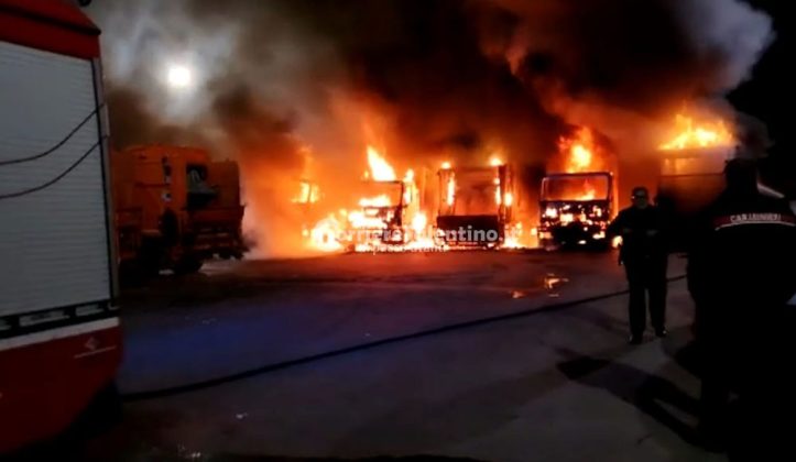 Notte “infernale” nel basso Salento: fiamme in concessionaria e azienda di raccolta rifiuti - Corriere Salentino