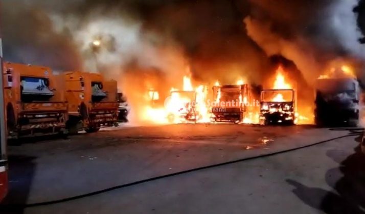 Notte “infernale” nel basso Salento: fiamme in concessionaria e azienda di raccolta rifiuti - Corriere Salentino