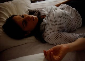 Teatro in una casa privata per quattro persone a spettacolo. Ultimi Fuochi porta in scena “Come va a pezzi il tempo”