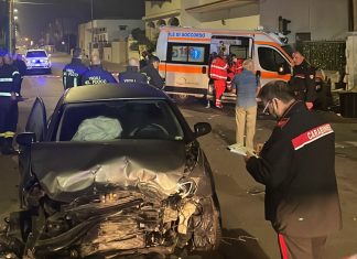 Violento impatto sulla 275: un’ambulanza si scontra con un’auto e sfonda la recinzione di una casa e il semaforo. Feriti anche gli operatori sanitari e l’anziana che trasportavano