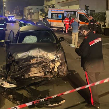 Violento impatto sulla 275: un’ambulanza si scontra con un’auto e sfonda la recinzione di una casa e il semaforo. Feriti anche gli operatori sanitari e l’anziana che trasportavano - Corriere Salentino