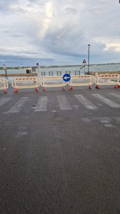 Piogge, forti raffiche di vento e mareggiate: danni sulle coste salentine. Il mare invade le strade - Corriere Salentino