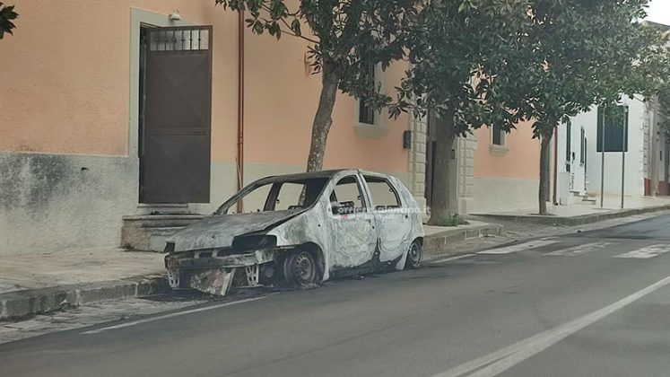 Notte “infernale” nel basso Salento: fiamme in concessionaria e azienda di raccolta rifiuti - Corriere Salentino