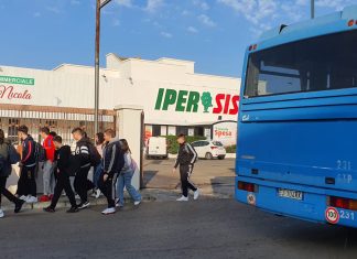 Due corse al giorno per portare gli studenti a scuola e riportarli a casa: “È questa la politica virtuosa che ci piace”