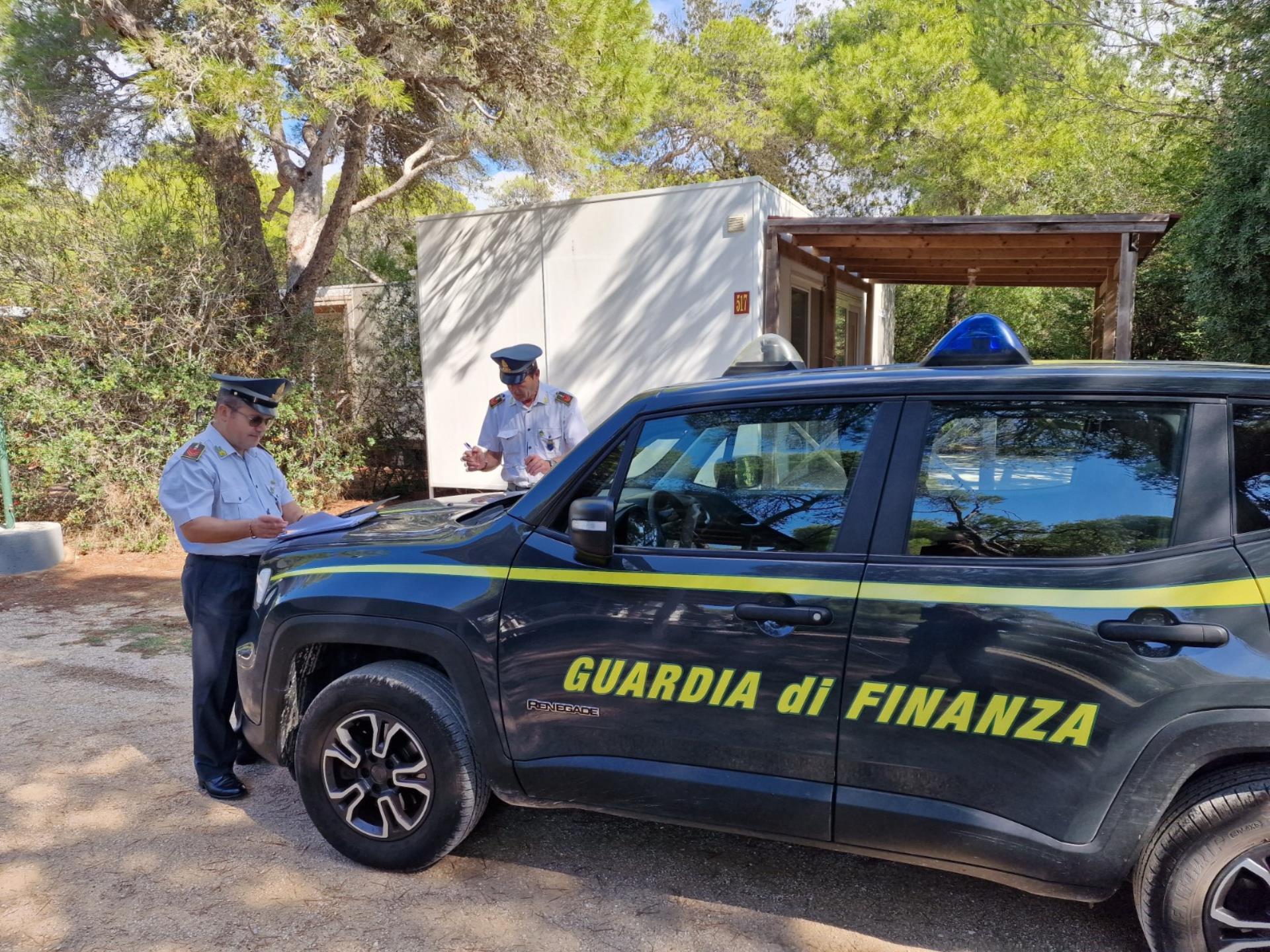 Distesa di "casette mobili" nel camping, ma erano prive di autorizzazioni: maxi sequestro e denuncia - Corriere Salentino