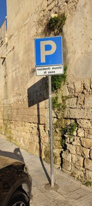 Lato destro Corte dei Licci a Lecce, attivata area di sosta riservata ai residenti del centro storico - Corriere Salentino